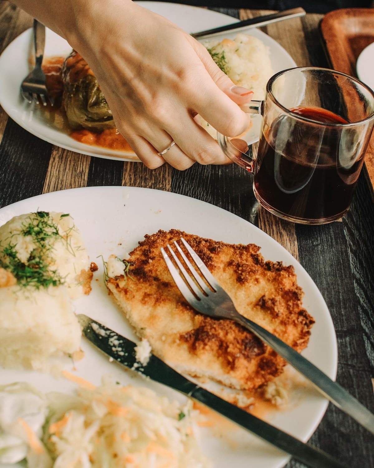 Polski obiad: kotlet schabowy, ziemniaki z koperkiem, surówka i kompot